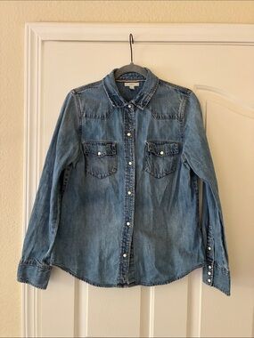 Casual Women's Denim Button-Front Shirt - Light Blue